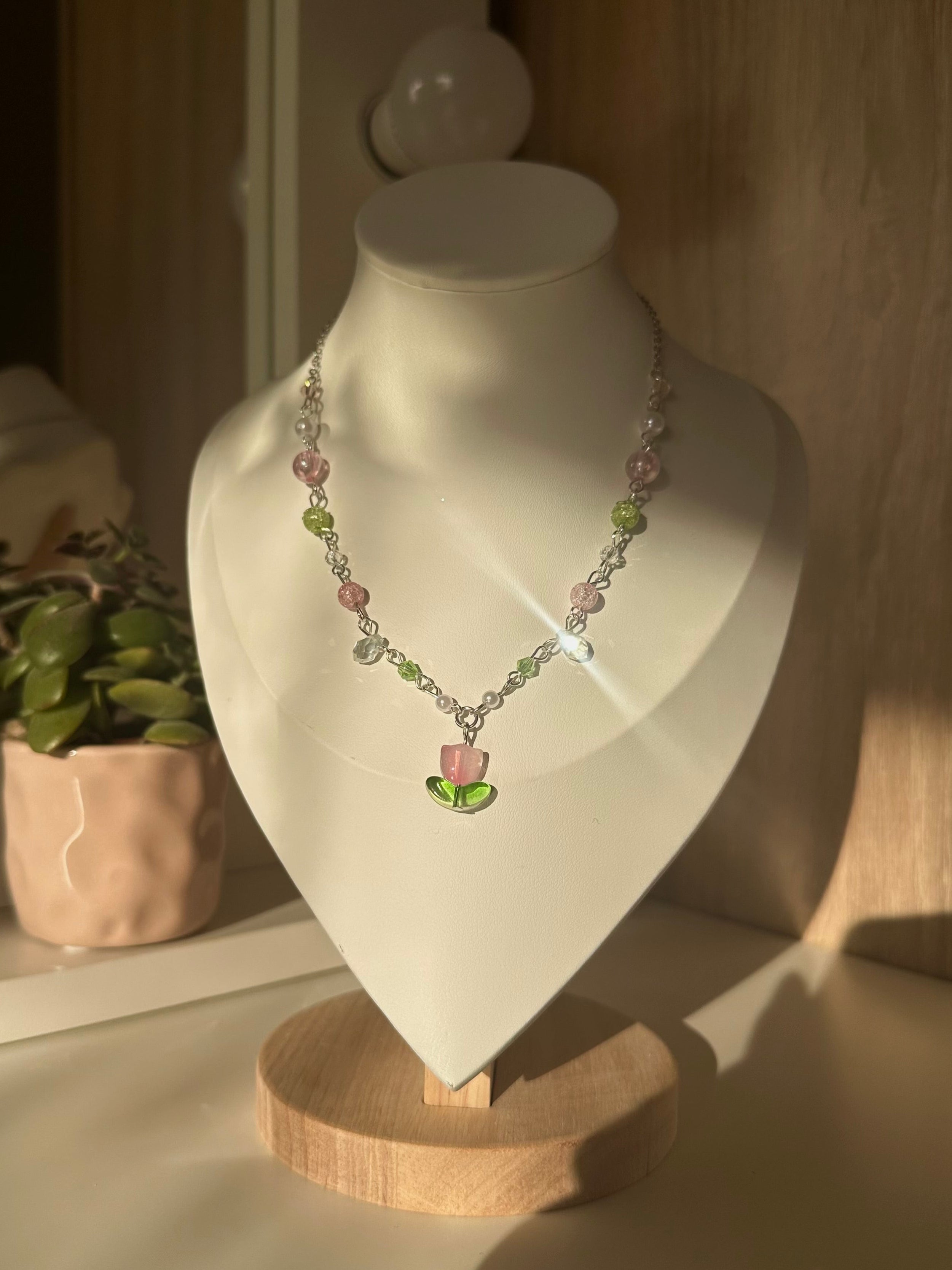 Vėrinys su tulpe